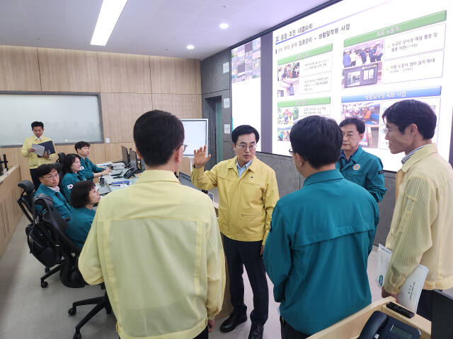 1일 김동연 경기도지사가 여름휴가 복귀 후 첫 공식 일정으로 도청 재난안전상황실에 방문해 폭염 대비 상황점검을 하고 있다. 이진기자