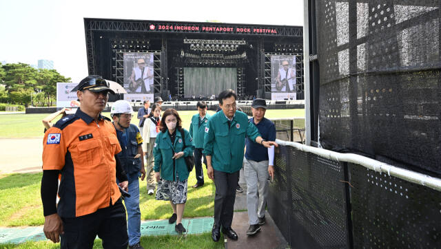 ‘2024 인천펜타포트 락 페스티벌’ 개막을 하루 앞둔 1일 인천 연수구 송도달빛축제공원에서 하병필 시 행정부시장이 시설물 및 안전 상황 등을 점검하고 있다. 조병석기자