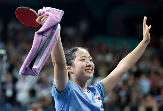 신유빈이 1일(한국시간) 파리 사우스 파리 아레나에서 열린 2024 파리 올림픽 탁구 여자 단식 8강전서 일본의 히라노 미우에 4-3 극적 승리를 거둔 후 환호하고 있다.연합뉴스