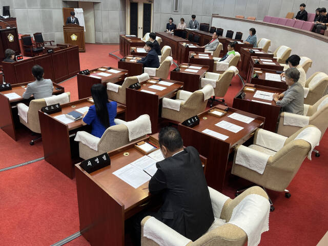 시흥시의회가 2일 오전 원포인트 임시회를 열고 후반기 원 구성을 마무리했다. 하지만 이 과정에서 국민의힘 소속 의원 5명과 무소속 의원 등 6명이 참석하지 않아 반쪽짜리 원 구성이라는 지적이 나온다. 김형수기자