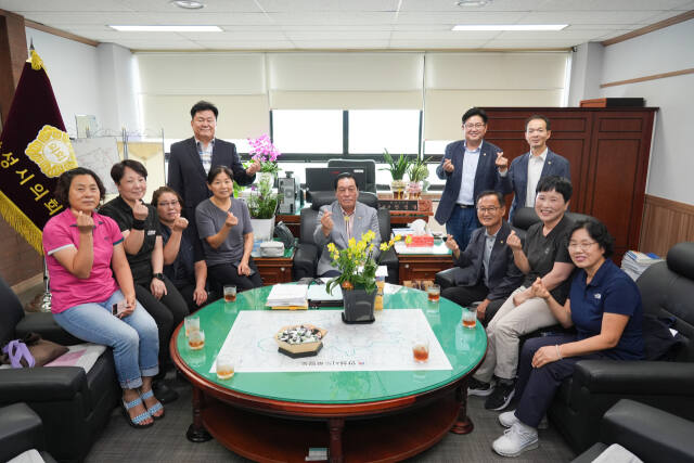 안정열 안성시의회 의장과 시의원들이 시청사 환경미화근로자를 의장 집무실로 초청해 애로사항을 청취하고 격려하고 있다. 안성시의회 제공