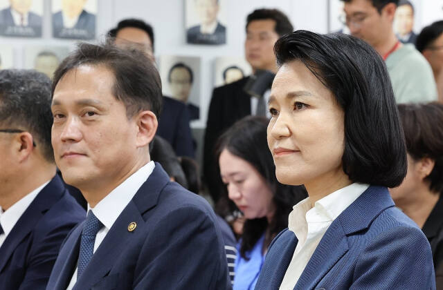 2일 국회 본회의에서 탄핵소추안이 통과된 이진숙 방송통신위원장(오른쪽), 지난달 31일 취임식 후 3일째인 이날 방통위원장 직무가 정지됐다. 연합뉴스