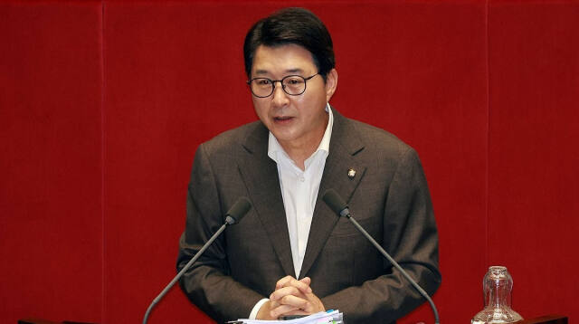 국민의힘 신동욱 의원이 지난 26일 오후 국회 본회의에서 ‘방송법 일부개정법률안’을 반대하는 필리버스터를 하고 있다. 앵커 출신의 신 의원은 2일 “탄핵이 무슨 조자룡의 헌 칼이냐”라고 야당을 비판했다. 연합뉴스