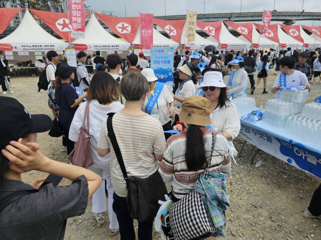 인천시 상수도사업본부는 2일 인천 연수구 송도국제도시에서 열린 ‘2024 인천펜타포트 락 페스티벌’에서 관람객들에게 인천하늘수 얼음물 2만병을 나눠주는 수돗물 음용실천 캠페인을 했다. 상수도사업본부 제공