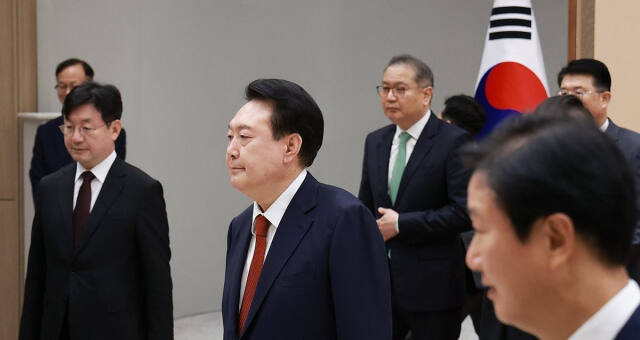 윤석열 대통령이 2일 서울 용산 대통령실 청사에서 열린 임명장 및 재외공관장 신임장 수여식을 마친 뒤 환담장으로 향하고 있다. 연합뉴스