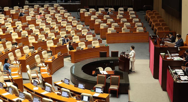 2일 오후 국회 본회의에서 국민의힘 임이자 의원이 '노란봉투법'(노동조합·노동관계조정법) 반대 필리버스터(무제한 토론을 통한 합법적인 의사진행 방해)을 시작하고 있다. 연합뉴스