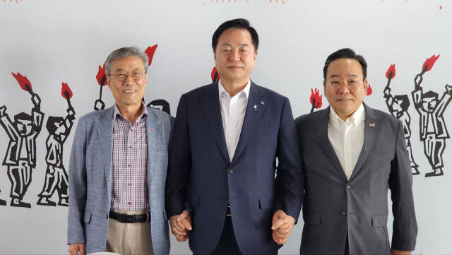 더불어민주당 김두관 당 대표 후보(가운데)가 지난 3일 5.18기념재단과 간담회 후 갖고 사진을 찍고 있다. 김두관 캠프 제공.
