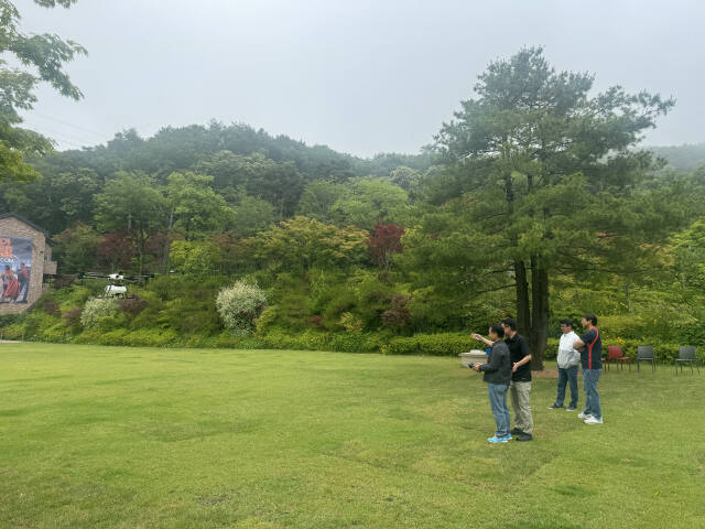 가평군이 드론입문교육 수강생들을 모집한다. 사진은 주민들이 드론교육을 받는 모습. 가평군 제공