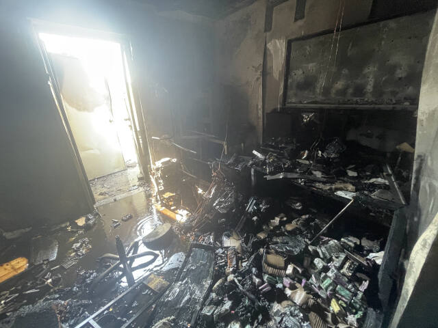 지난 3일 오후 2시28분께 인천 서구 연희동 한 상가 1층 고물상 안에서 충전 중이던 전동킥보드 배터리에서 시작한 것으로 추정되는 불이 났다. 사진은 현장 모습. 인천소방본부 제공