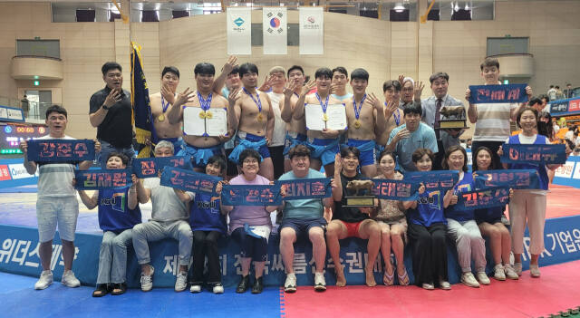 제78회 전국씨름선수권대회에서 대학부 단체전 4연패를 달성한 경기대 선수단과 학부모들이 우승기와 황소트로피를 들고 기념촬영을 하고 있다.경기대 제공