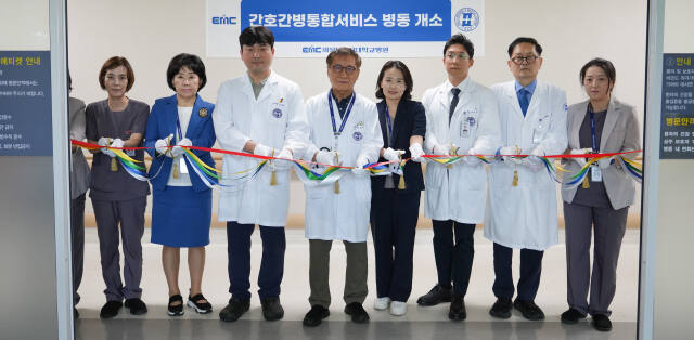 이승훈 의정부을지대병원장(오른쪽 두번째)과 교직원들이 간호간병통합서비스 병동 개소식에서 테이프 컷팅을 진행하고 있다. 의정부을지대병원 제공