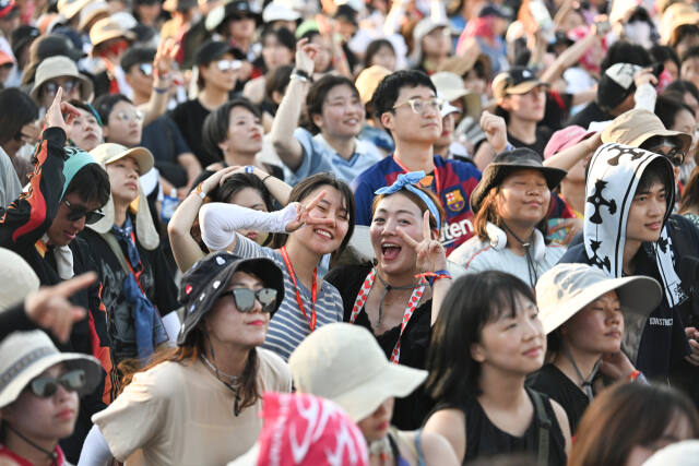 무대를 즐기고 있는 관람객들. 특별취재반
