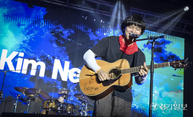4일 오후 인천 송도달빛축제공원에서 열린 '2024 인천 펜타포트 락 페스티벌'에서 김늑이 멋진 공연을 펼치고 있다. 홍기웅기자