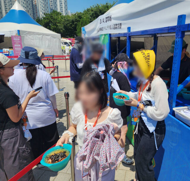 김말국을 들고 가는 관람객. 이병기기자