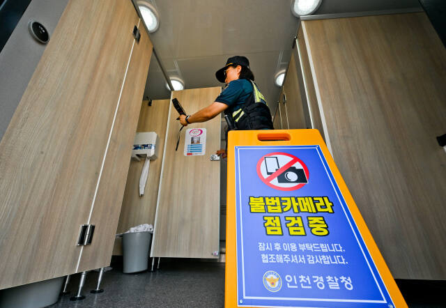 인천경찰청 관계자들이 인천펜타포트 락 페스티벌 현장 화장실에서 몰래카메라 예방 점검을 하고 있다. 윤원규기자