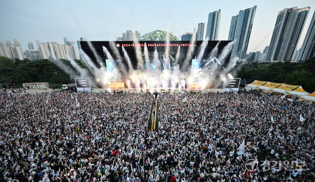4일 오후 인천 송도달빛축제공원에서 열린 '2024 인천 펜타포트 락 페스티벌'에서 데이식스(Day6)가 멋진 공연을 펼치고 있다. 특별취재반