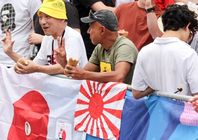 2024 파리 올림픽 사이클 경기에서 한 일본인이 욱일기를 걸어놓고 응원하는 모습. 서경덕 교수 제공