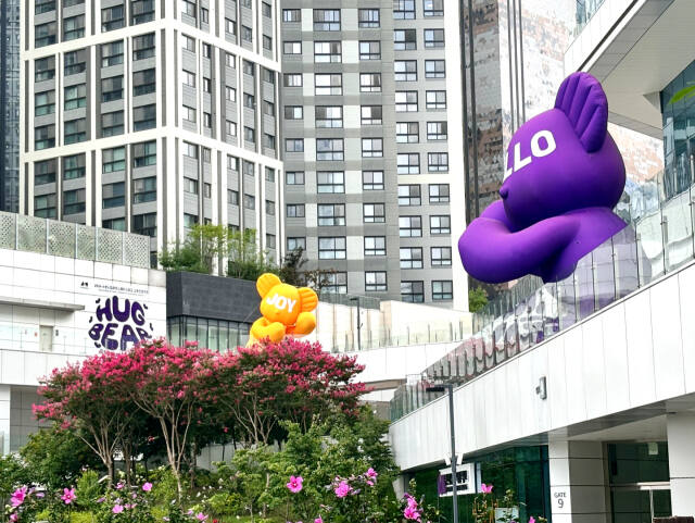 수원시립아트스페이스광교 야외 공간에 설치된 ‘허그베어’ 전경. 수원시립미술관 제공