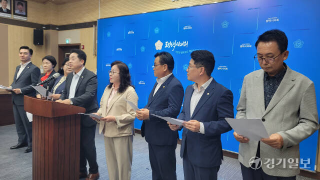 5일 평택시의회 3층 간담회장에서 국민의힘 의원들이 민주당 시의원들에게 협의에 나설 것을 촉구하며 시의회 파행에 대한 입장문을 발표하고 있다. 안노연기자