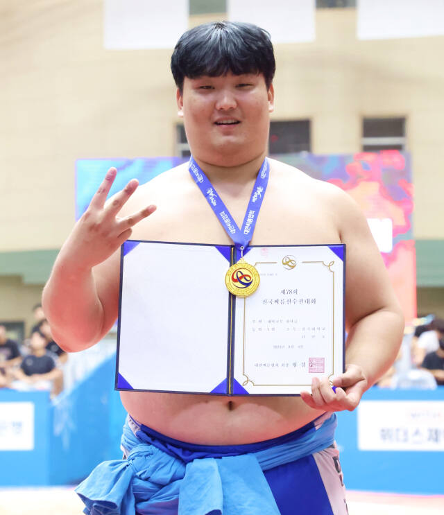 제78회 전국씨름선수권대회에서 사상 첫 장사급 3관왕에 오른 경기대 김민호.대한씨름협회 제공