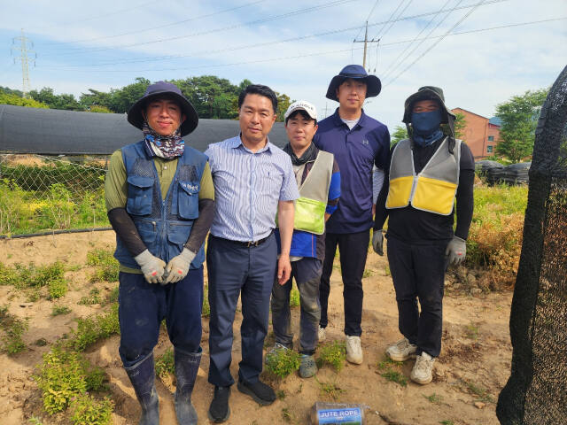 전남 순천농협 최남휴 조합장(왼쪽 두번째)과 국내 1호 지역농협 청년이사 오성재 이사가(왼쪽 네번째) 지역 농장에서 청년 조합원들과 함께 하고 있다.
