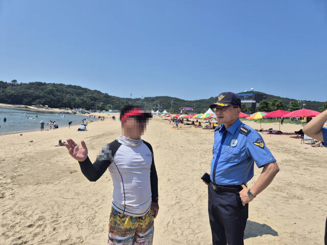 이천식 인천해경서장이 최근 인천 중구 영종도 수상레저사업장을 방문해 특별점검을 하고 있다. 인천해경 제공