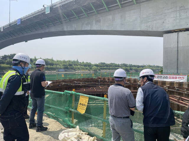 iH 관계자들이 주요 건설사업장과 시설물을 대상으로 특별안전점검을 하고 있다. iH 제공