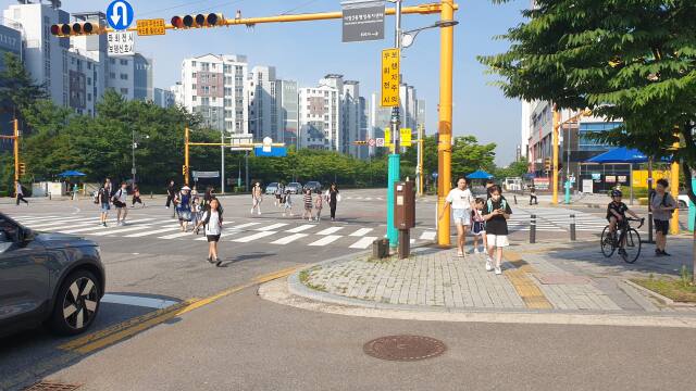 한국도로교통공단 인천지부가 남동구 장곡사거리 교통환경 개선사업을 해 개선된 교차로에서 어린이들이 걷고 있다. 한국도로교통공단 인천지부 제공