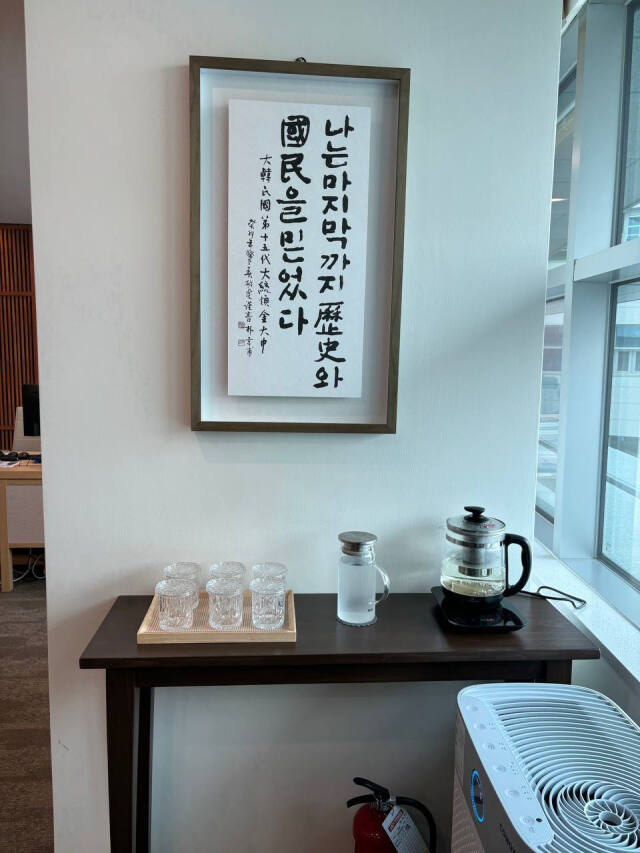 김동연 경기도지사 집무실 탁자 위에 놓인 여섯 개의 유리 찻잔. 경기도 제공