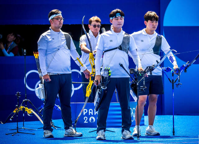 2024 파리 올림픽 양궁에서 전 종목을 제패한 한국 대표팀은 코오롱이 스포츠 과학을 통해 제작 지원한 첫 전용화와 불편함이 없도록 제작한 유니폼을 착용하고 대업을 이뤄냈다.코오롱 제공