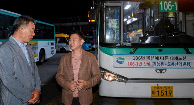 김동근 의정부시장이 지난 3일 오전 4시 첫 운행하는 106-1번 버스 승차에 앞서 버스기사와 이야기하고 있다. 의정부시 제공