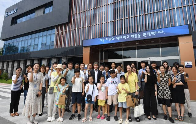 한국수자원공사 경기서남권지사는 6일 오전 시흥정수장에서 시흥다문화엄마학교 학생 및 자녀 등 30여명이 참여하는 국민 물교육 프로그램 ‘물드림캠프 및 워터투어’를 실시했다. 시흥시 제공
