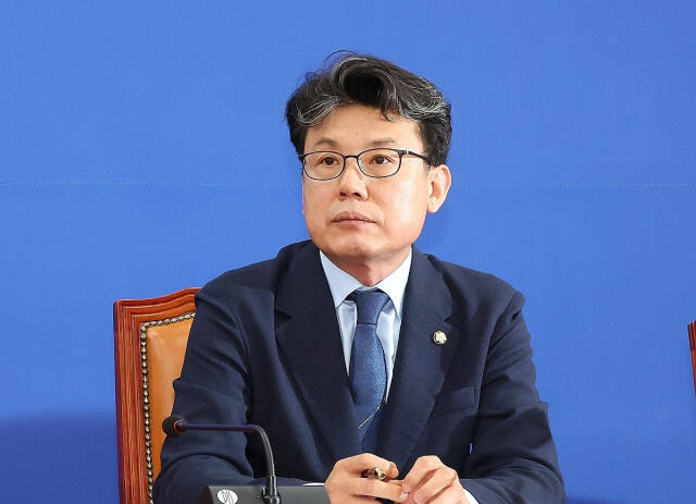 더불어민주당 진성준 정책위의장이 6일 오전 국회에서 열린 원내대책회의에서 박찬대 대표 직무대행 겸 원내대표의 발언을 경청하고 있다. 연합뉴스