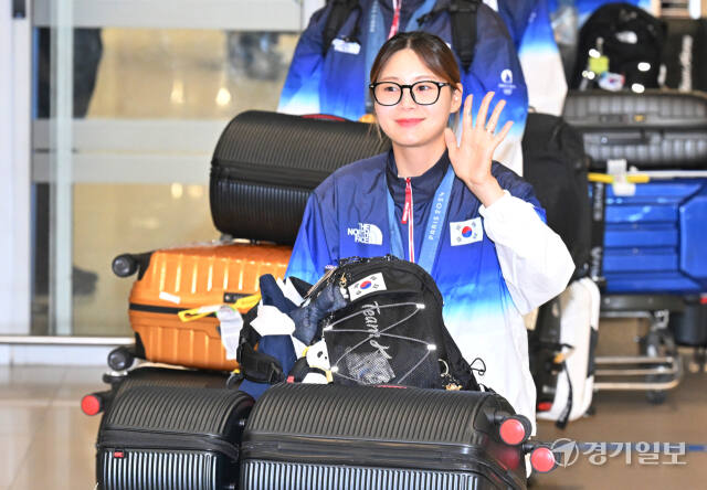 2024 파리 올림픽에서 양궁 5개 전 종목에서 금메달을 획득한 대한민국 양궁 국가대표팀 전훈영이 6일 오전 인천국제공항 입국장을 통과하며 손을 흔들고 있다.조병석기자.