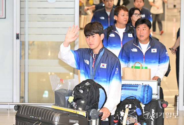 2024 파리 올림픽에서 양궁 5개 전 종목에서 금메달을 획득한 대한민국 양궁 국가대표팀 김제덕이 6일 오전 인천국제공항 입국장을 통과하며 손을 흔들고 있다.조병석기자.