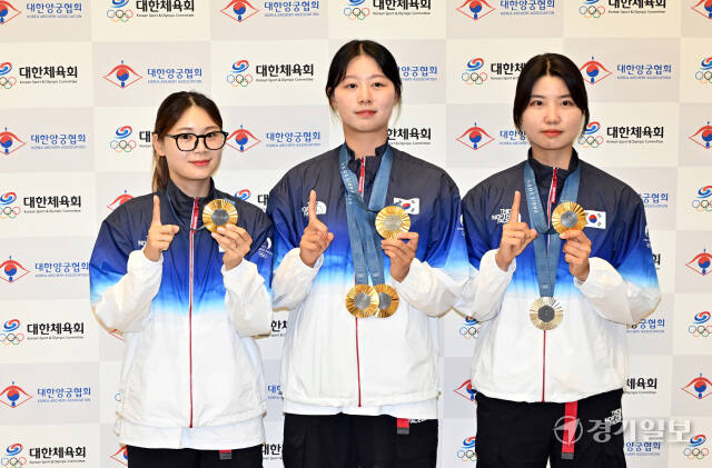 2024 파리 올림픽에서 양궁 5개 전 종목에서 금메달을 획득한 대한민국 양궁 국가대표팀 전훈영(사진 왼쪽부터), 임시현, 남수현이 6일 오전 인천국제공항을 통해 귀국해 기념 촬영하고 있다. 조병석기자.