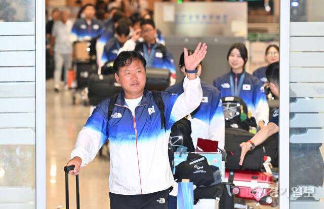 2024 파리 올림픽에서 양궁 5개 전 종목에서 금메달을 획득한 대한민국 양궁 국가대표팀 홍승진 감독이 6일 오전 인천국제공항 입국장을 통과하며 손을 흔들고 있다.조병석기자.