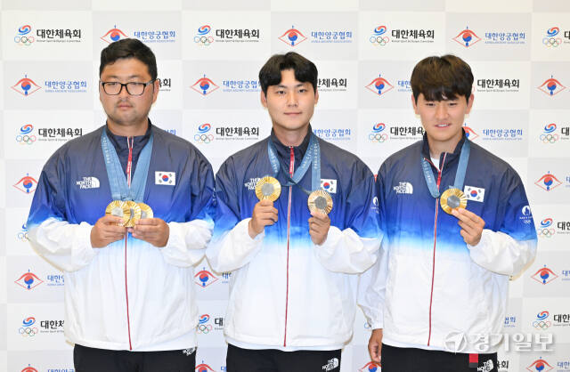 2024 파리 올림픽에서 양궁 5개 전 종목에서 금메달을 획득한 대한민국 양궁 대표팀 김우진(사진 왼쪽 부터), 이우석, 김제덕이 6일 오전 인천국제공항을 통해 귀국해 기념 촬영하고 있다. 조병석기자.