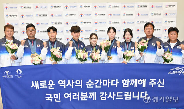 2024 파리 올림픽에서 양궁 5개 전 종목에서 금메달을 획득한 대한민국 양궁 대표팀 김우진(사진 왼쪽 두번째부터), 이우석, 김제덕, 전훈영, 임시현, 남수현이 6일 오전 인천국제공항을 통해 귀국해 기념 촬영하고 있다. 조병석기자.