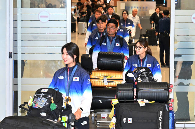 2024 파리 올림픽에서 양궁 5개 전 종목에서 금메달을 획득한 대한민국 양궁 국가대표팀이 6일 오전 인천국제공항 입국장을 통과하고 있다.조병석기자.