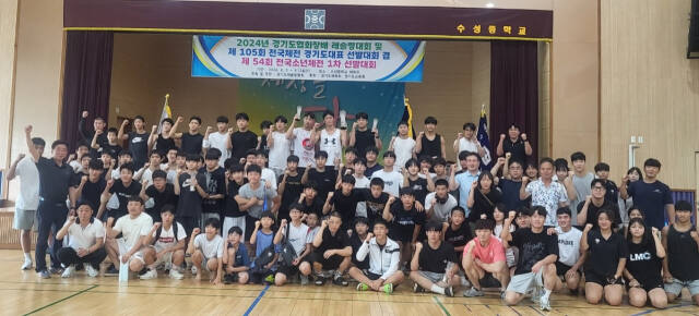 2024 경기도협회장배 레슬링대회를 마친 참가 선수와 관계자들이 경기 종료 후 기념촬영을 하고 있다.경기도레슬링협회 제공