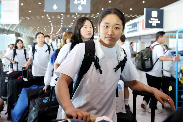 2024 파리올림픽 배드민턴 여자 단식에서 금메달을 차지한 안세영이 6일(현지시간) 프랑스 샤를 드골 공항을 통해 출국하며 취재진의 질문에 답하고 있다. 연합뉴스