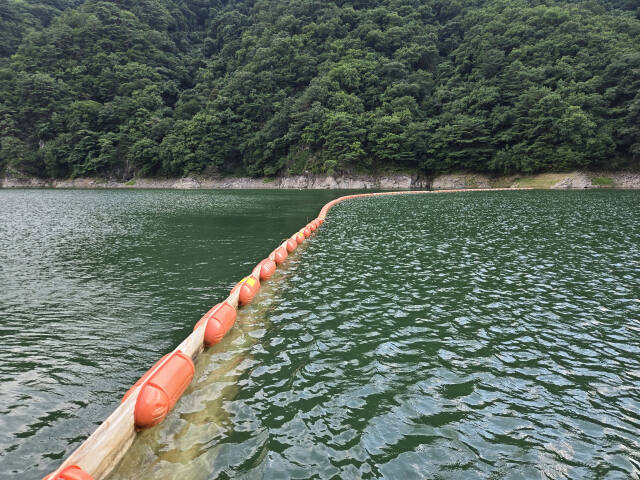 소양강댐 녹조 발생 대응 현장 점검시 1차 차단막(양구 선착장 상류). 한국수자원공사 제공