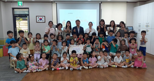 의왕 갈미어린이집 원생들이 직접 만든 립밤 등을 판매한 수익금을 어려운 이웃에 써 달라며 내손1동 주민센터에 전달했다. 의왕시 제공