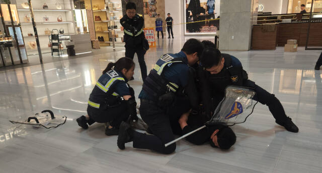분당경찰서가 7일 판교 현대백화점에서 실시한 FTX 훈련 모습. 분당경찰서 제공