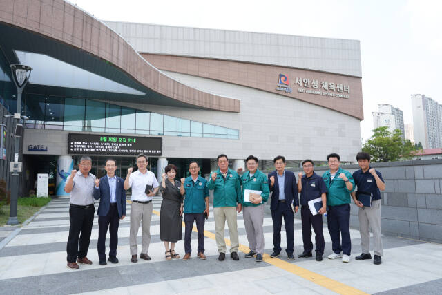 안성시의회 국민의힘 소속 시의원들이 서안성체육센터 긴급 현장 점검을 벌인 후 기념 촬영을 하고 있다.. 안성시의회 제공.