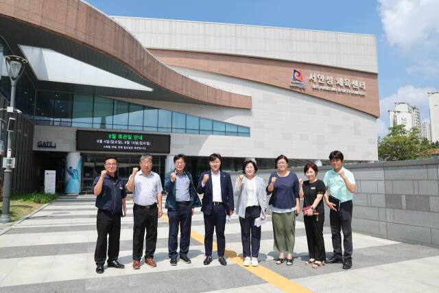 민주당 안성시의원들이 서안성체육센터 시설 점검을 벌인 후 기념촬영을 하고 있다. 안성시의회 제공