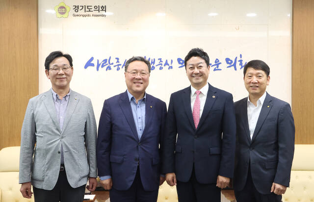 김진경 경기도의회 의장(오른쪽에서 두 번째)이 경기신용보증재단 시석중 이사장(왼쪽에서 두 번째) 등과 만나 티몬·위메프 미정산 사태 등의 적극 해결을 주문했다. 경기도의회 제공