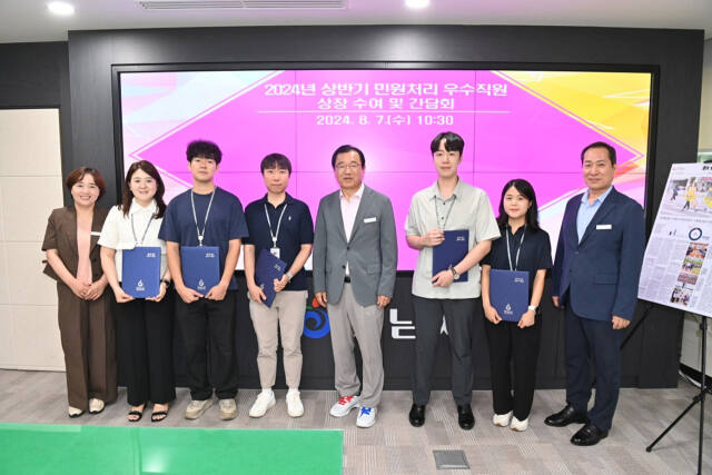 이현재 하남시장(왼쪽 다섯 번째)이 하남시 민원행정서비스 우수부서·직원들과 기념촬영을 하고 있다. 하남시 제공