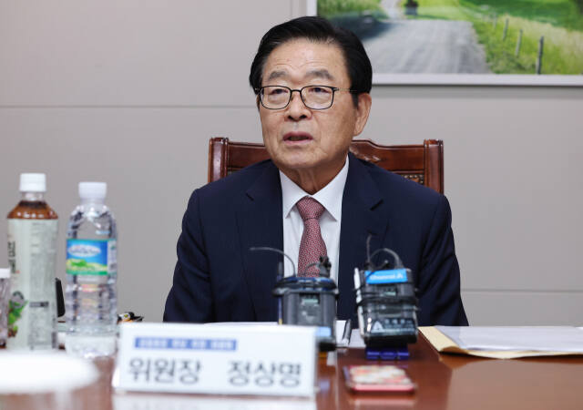 7일 오후 경기도 과천시 법무부 청사에서 열린 검찰총장 후보 추천위원회 회의에서 정상명 위원장이 발언하고 있다. 연합뉴스